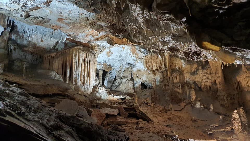 Immagine di concrezioni e stalattiti nella grotta