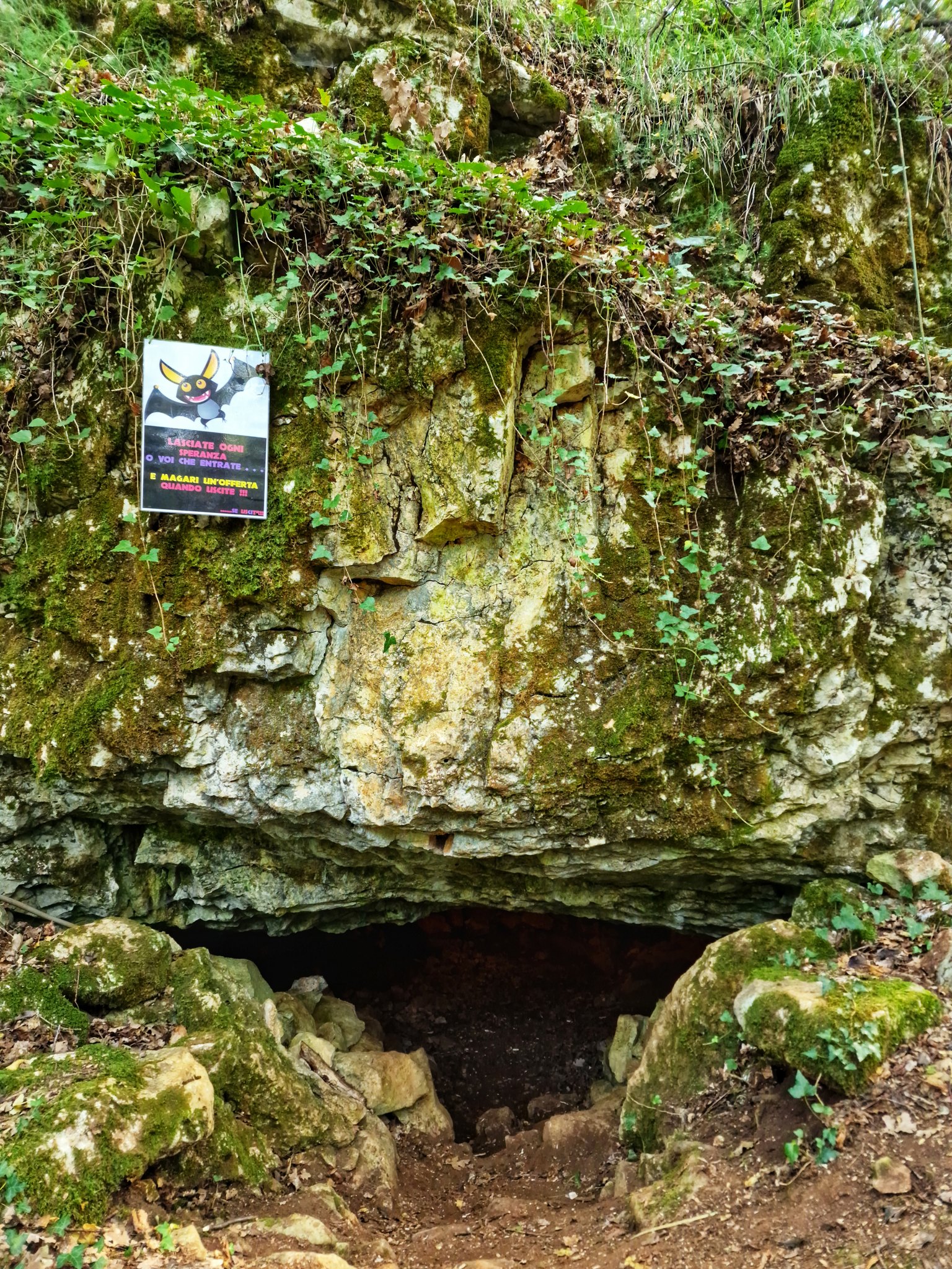 Ingresso della Grotta Valentina o reperti archeologici
